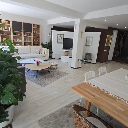 Large With Two Bedrooms And Free Parking 아파트