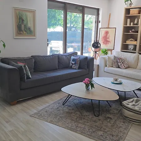 아파트 Large With Two Bedrooms And Free Parking *