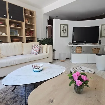 Large With Two Bedrooms And Free Parking *