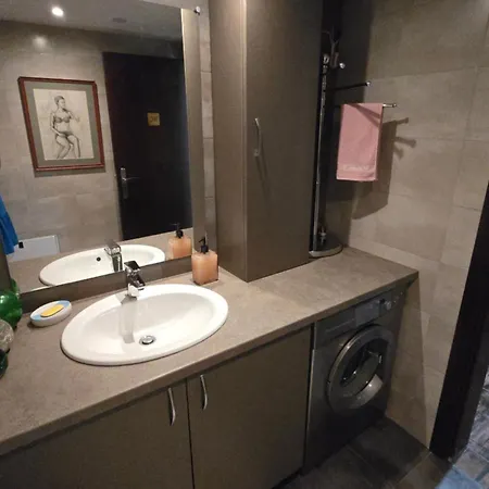 Large With Two Bedrooms And Free Parking 아파트