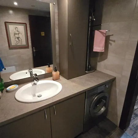 Large With Two Bedrooms And Free Parking *