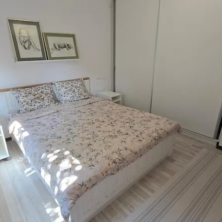 아파트 Large With Two Bedrooms And Free Parking